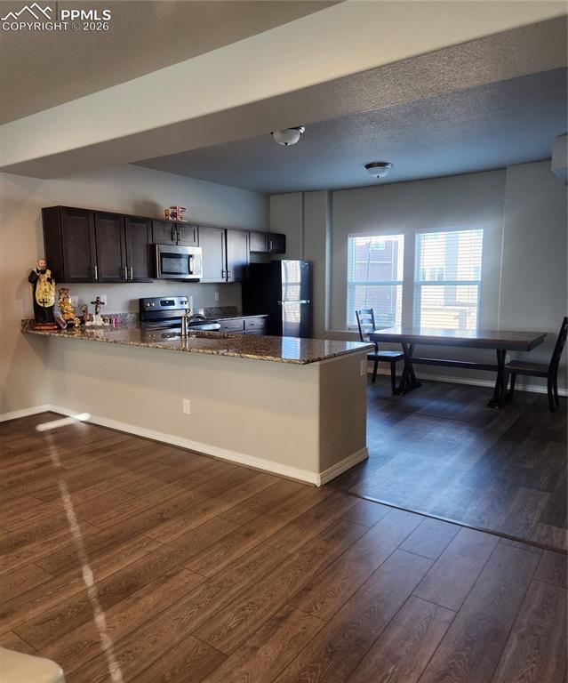 Image 3 of 33: Kitchen