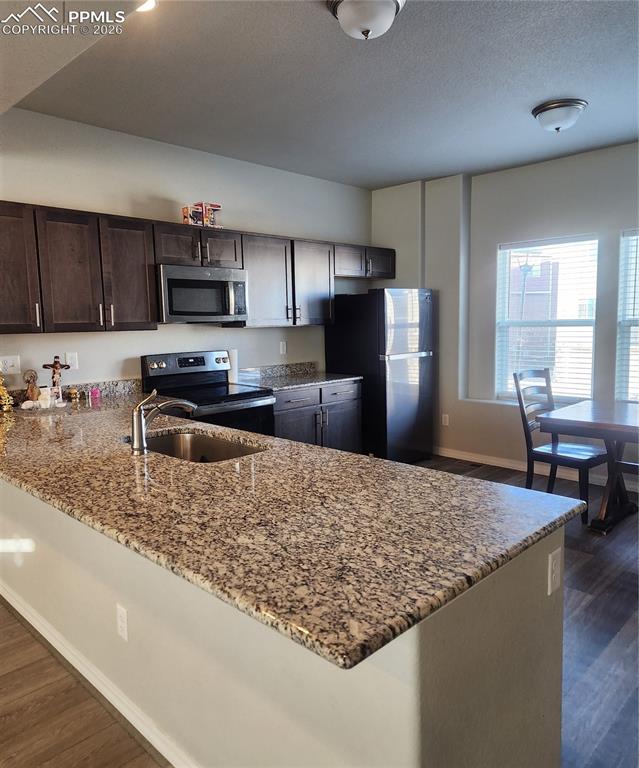 Image 5 of 33: Kitchen