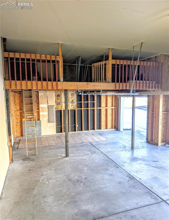 Image 37 of 49: Garage