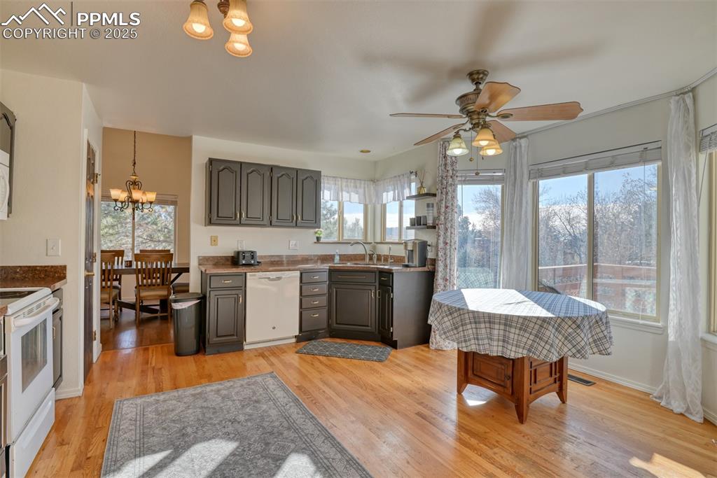 Image 14 of 48: Kitchen