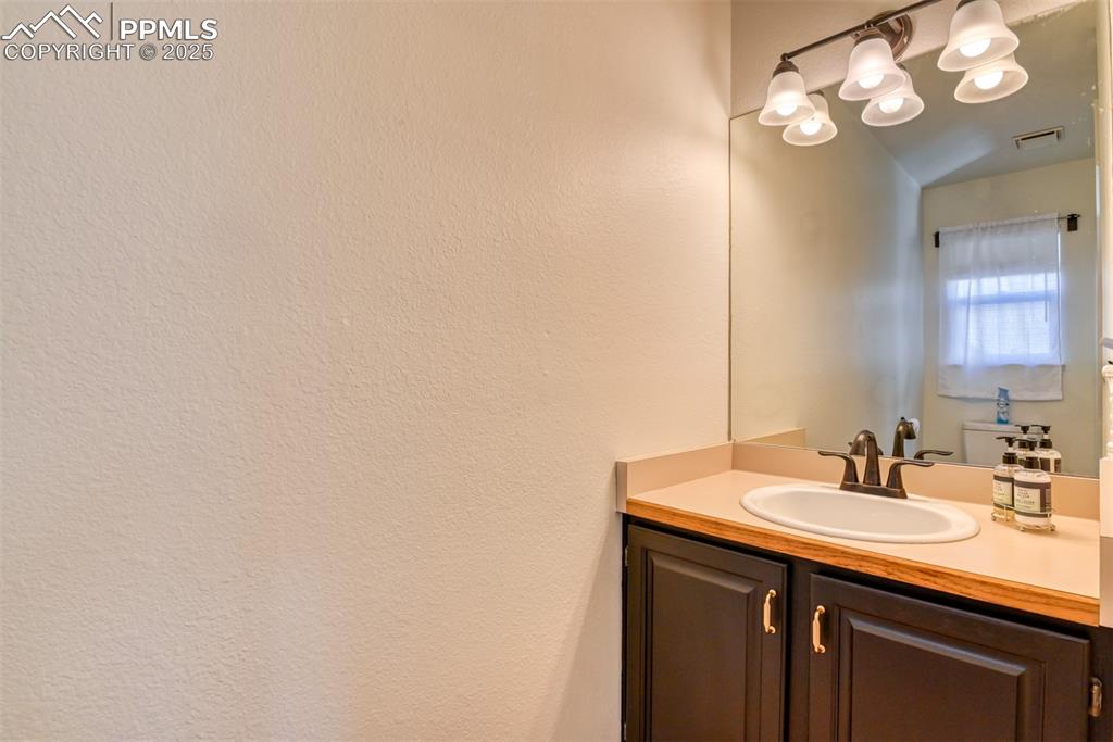 Image 19 of 48: Bathroom