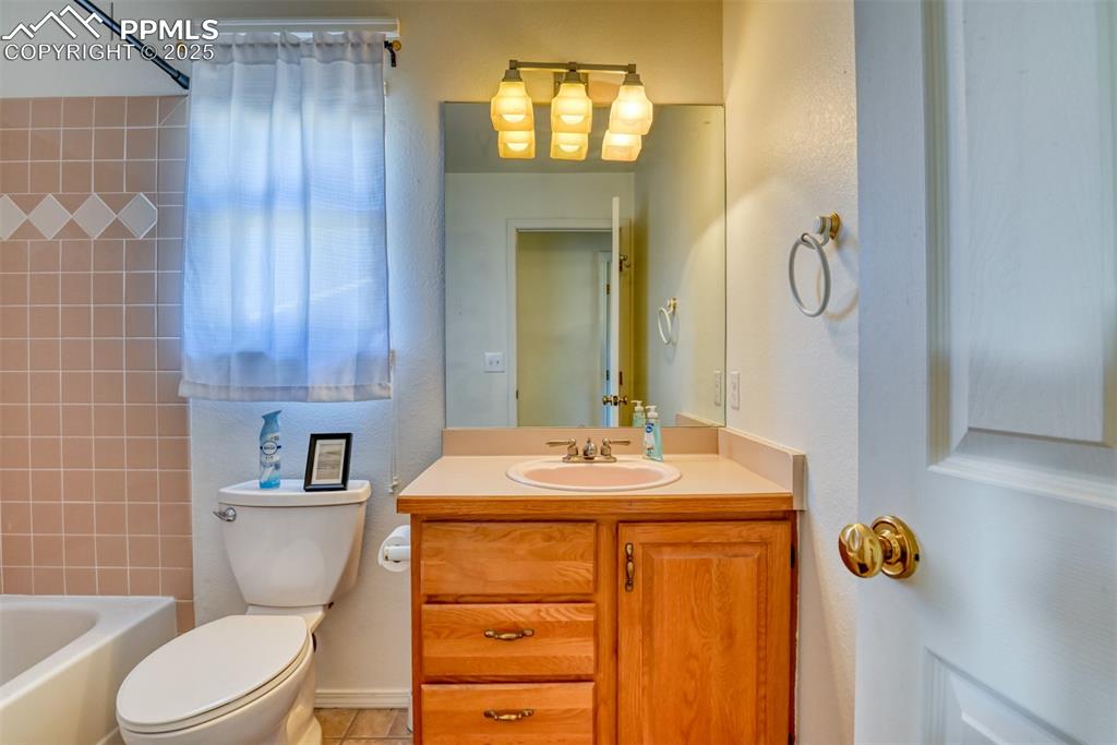 Image 32 of 48: Bathroom