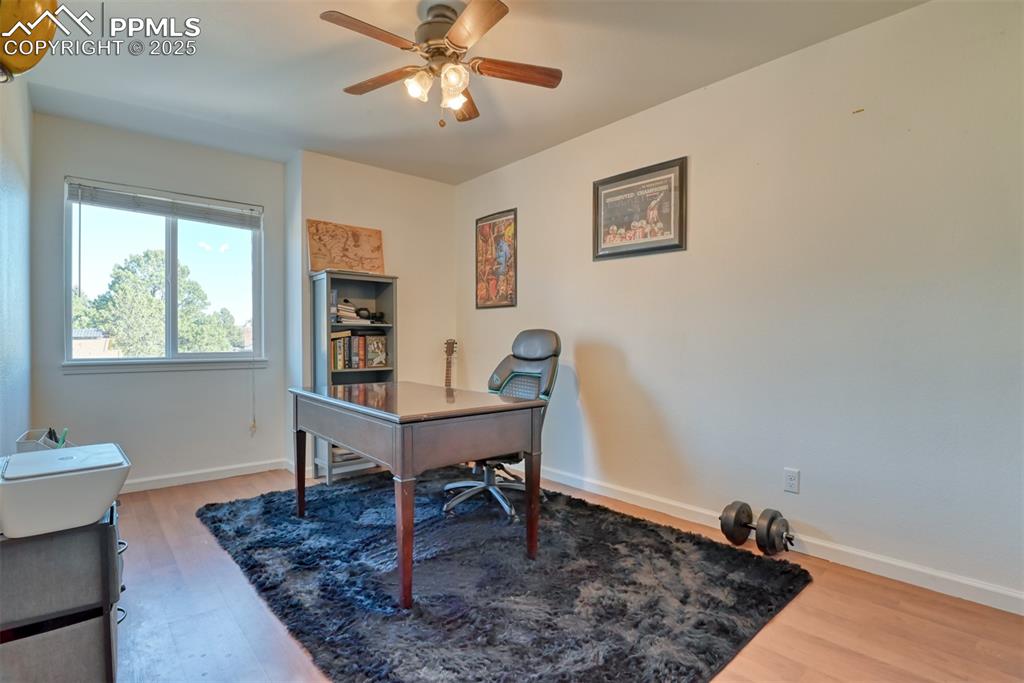 Image 33 of 48: Office