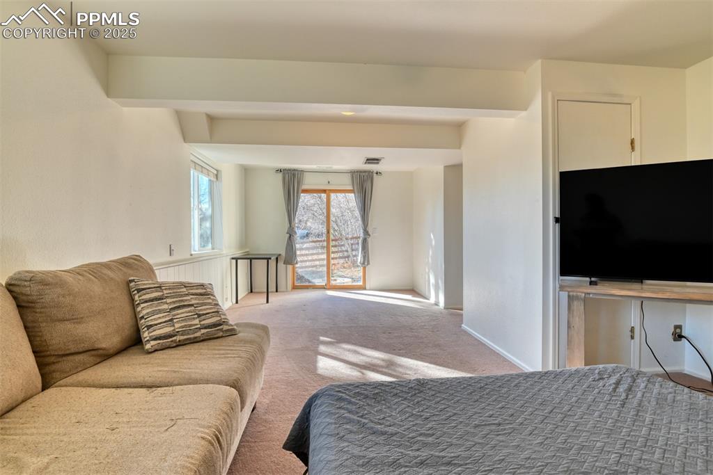 Image 39 of 48: Living Room