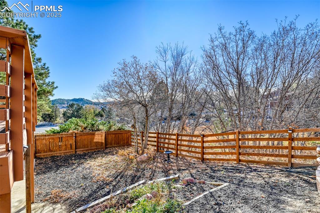 Image 44 of 48: Yard