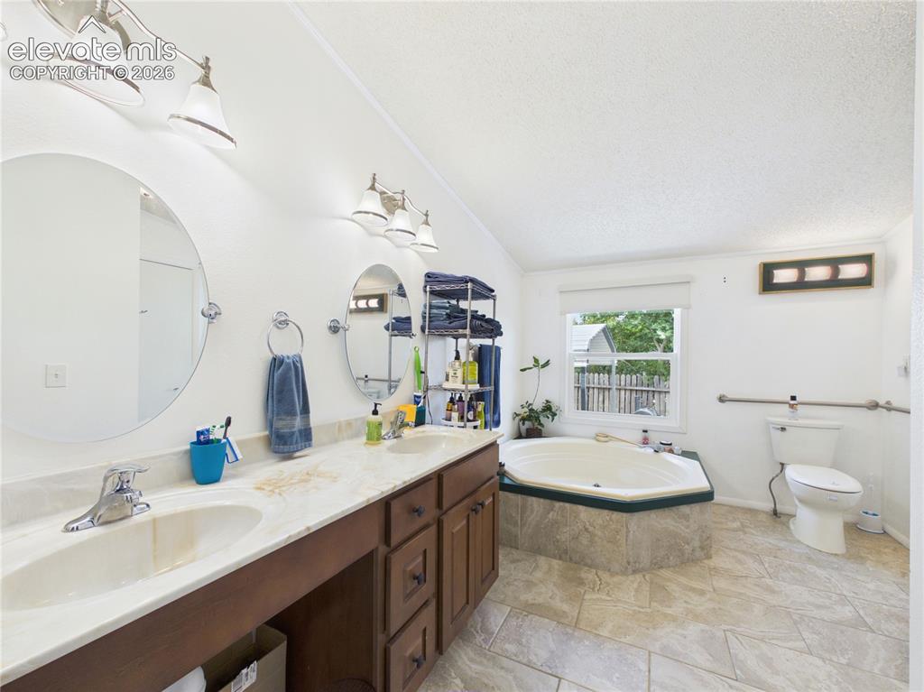 Image 14 of 44: Bathroom
