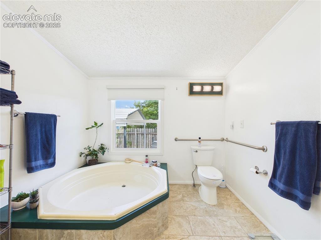 Image 15 of 44: Bathroom