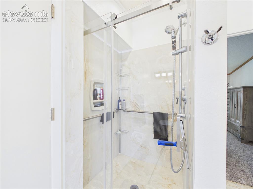 Image 16 of 44: Bathroom