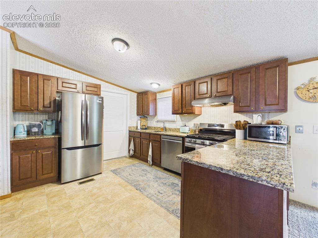 Image 19 of 44: Kitchen