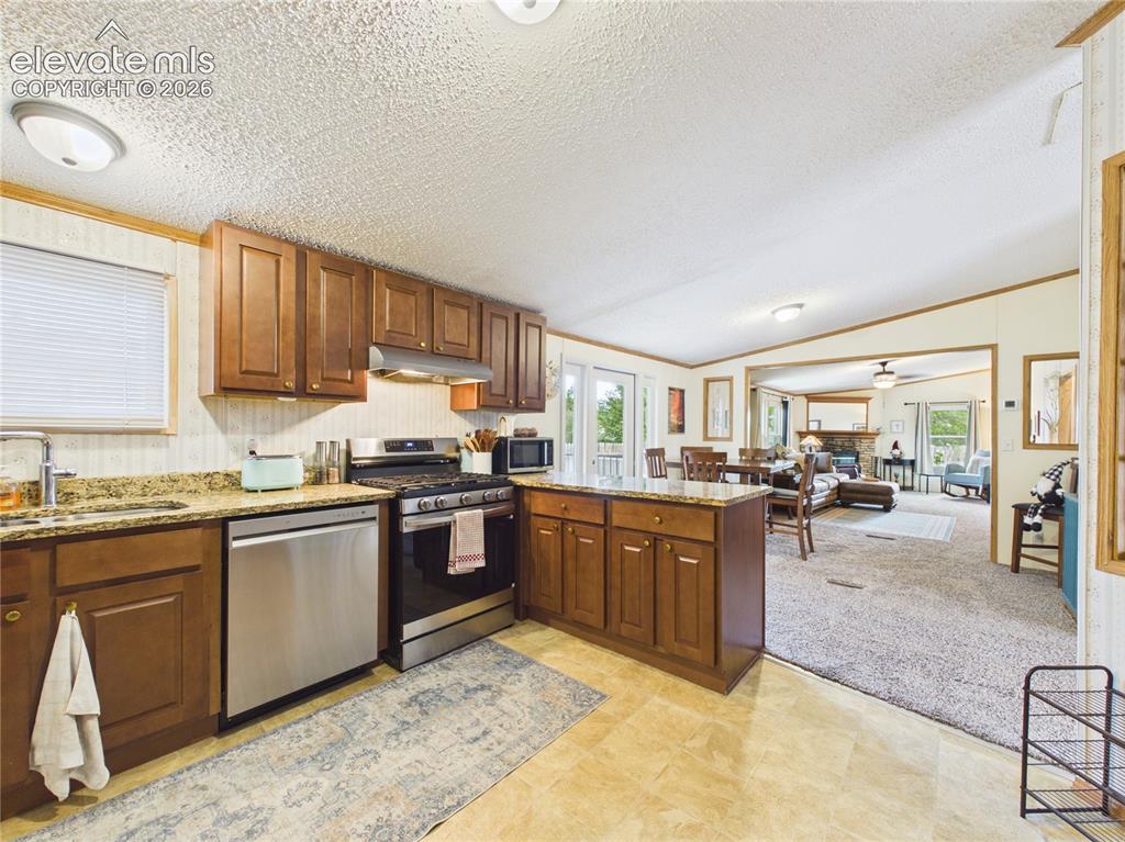 Image 21 of 44: Kitchen