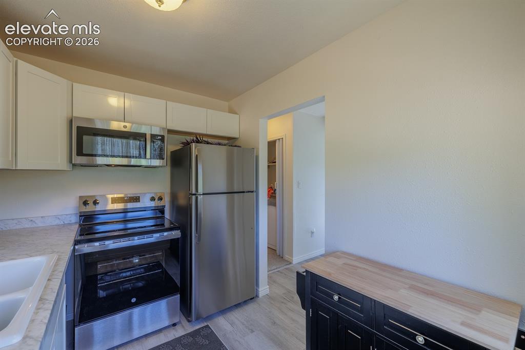 Image 10 of 31: Kitchen