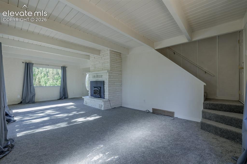 Image 15 of 31: Living Room