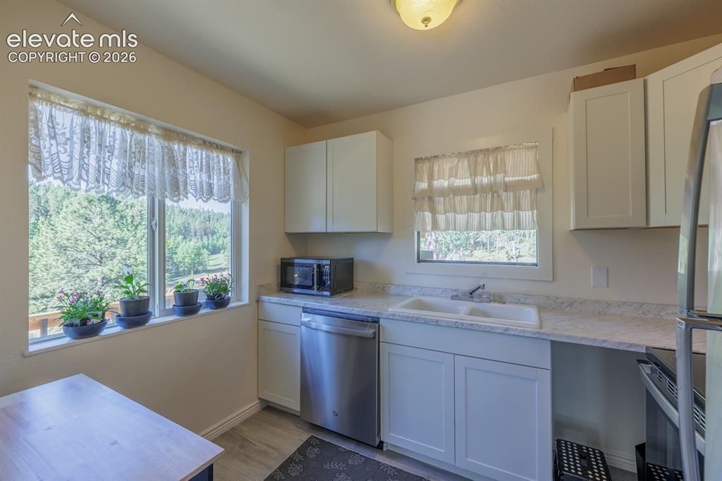 Image 8 of 31: Kitchen