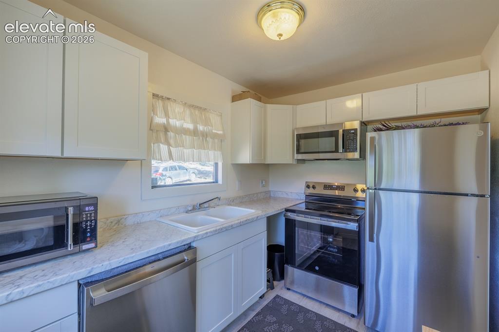 Image 9 of 31: Kitchen