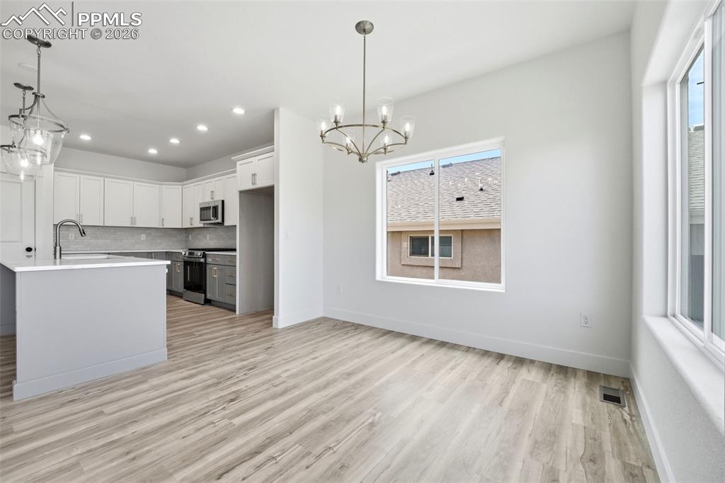 Image 14 of 41: Dining Room