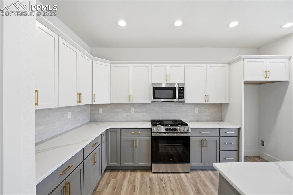 Image 4 of 41: Kitchen