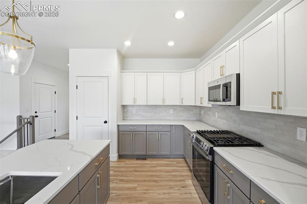 Image 5 of 41: Kitchen