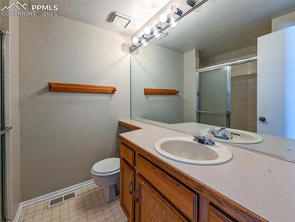 Image 20 of 27: Upstairs Bathroom