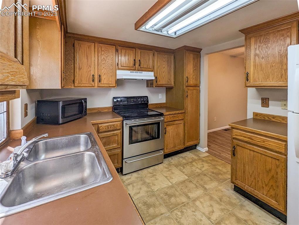Image 4 of 27: Kitchen