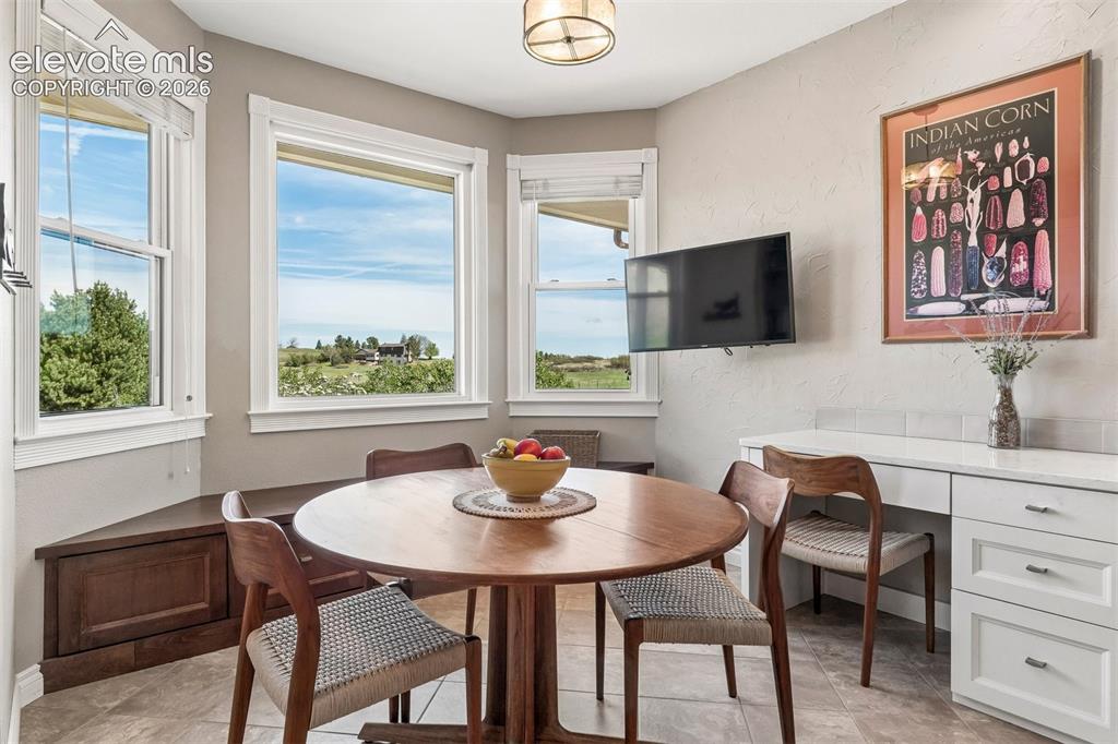 Image 12 of 46: Dining Area
