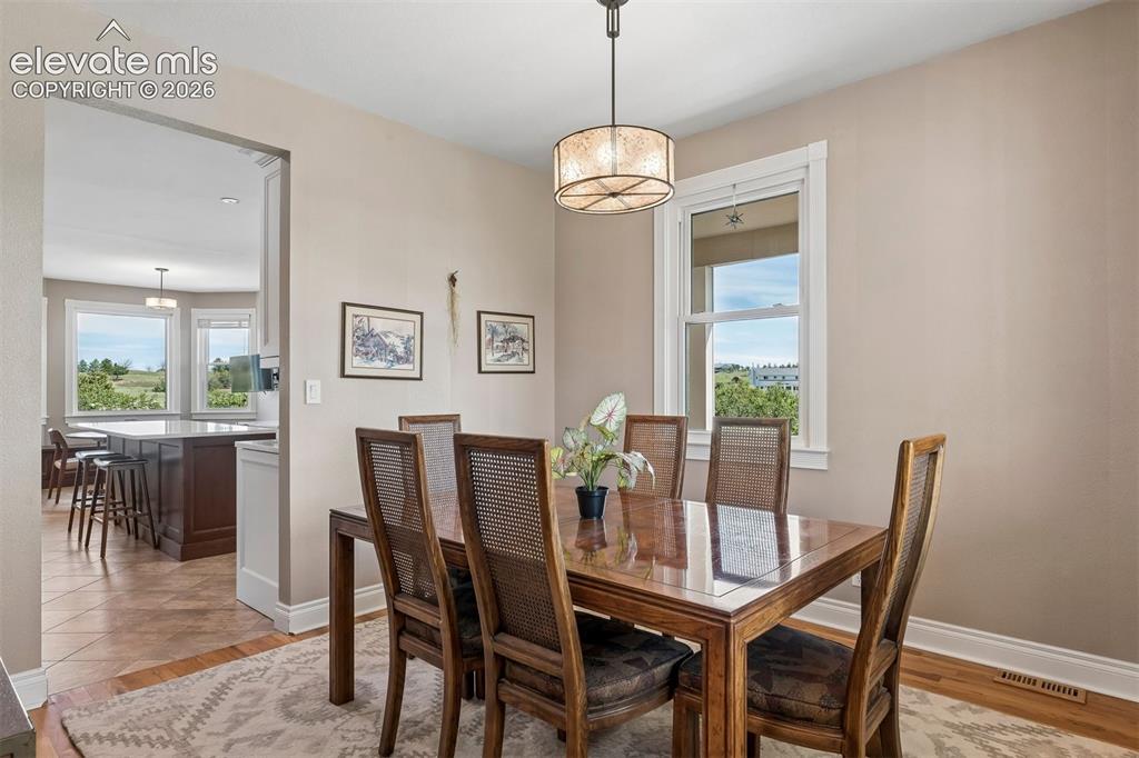 Image 13 of 46: Dining Area