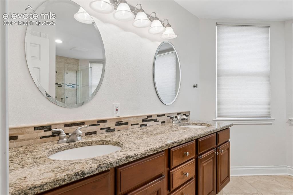 Image 18 of 46: Bathroom