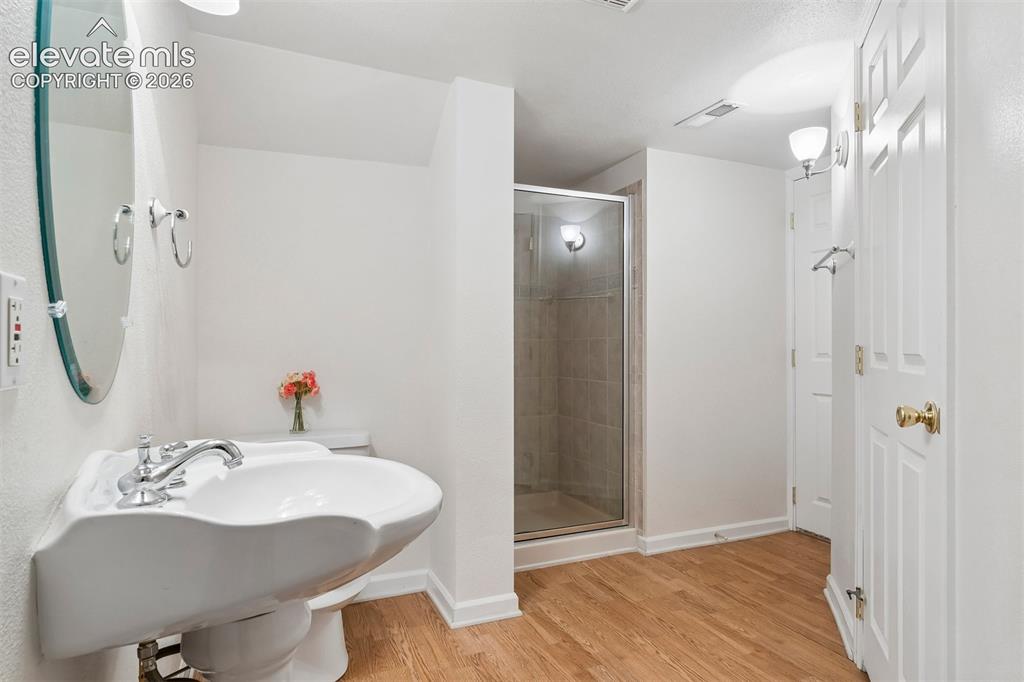 Image 29 of 46: Bathroom