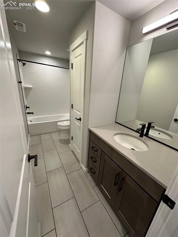Image 14 of 20: Bathroom