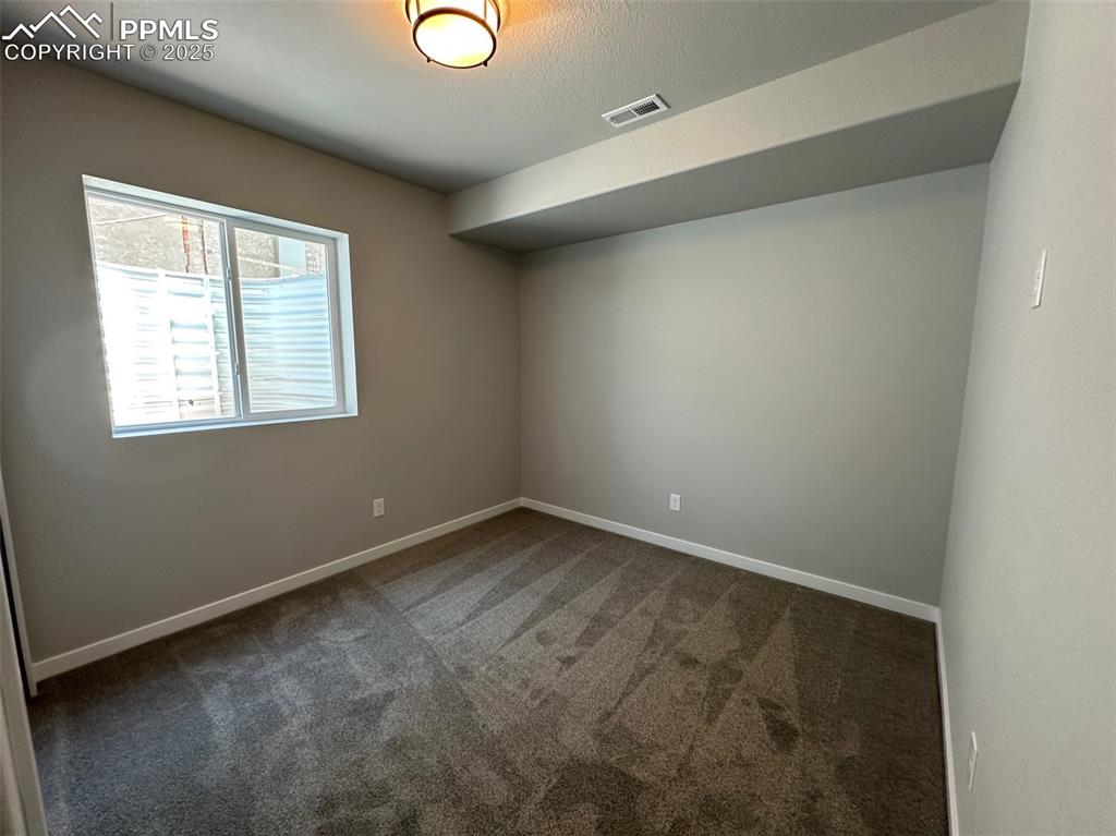 Image 15 of 20: Bedroom