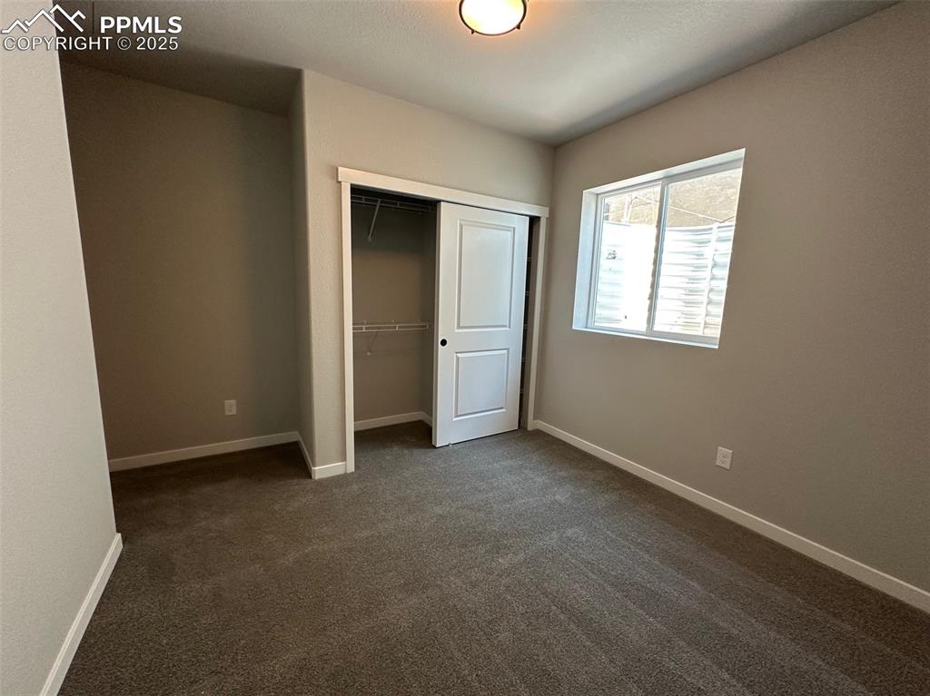 Image 16 of 20: Bedroom