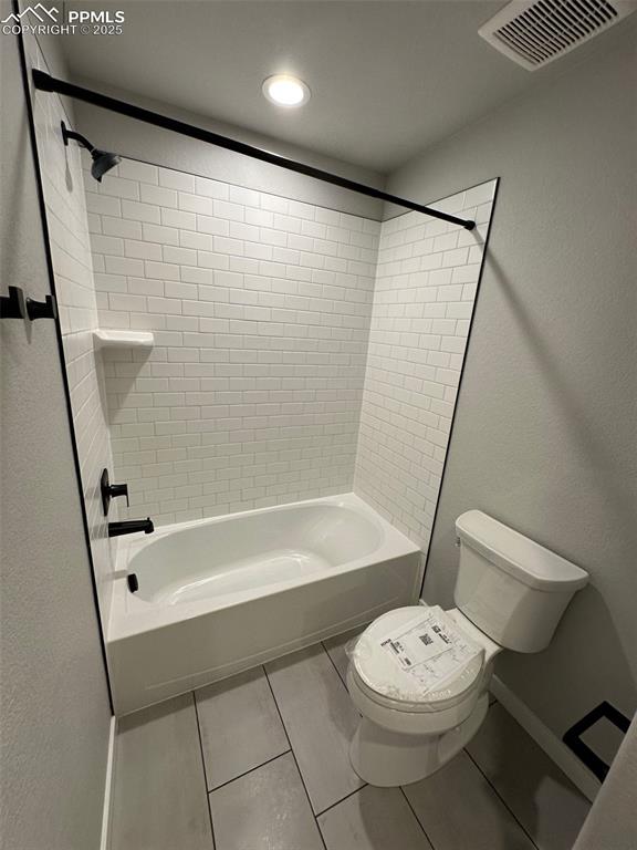 Image 17 of 20: Bathroom