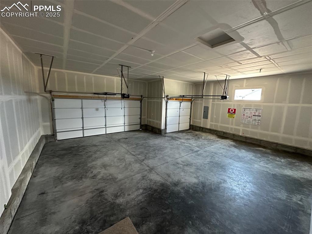 Image 20 of 20: Garage