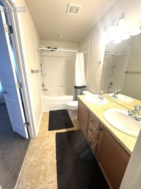 Image 18 of 25: Bathroom