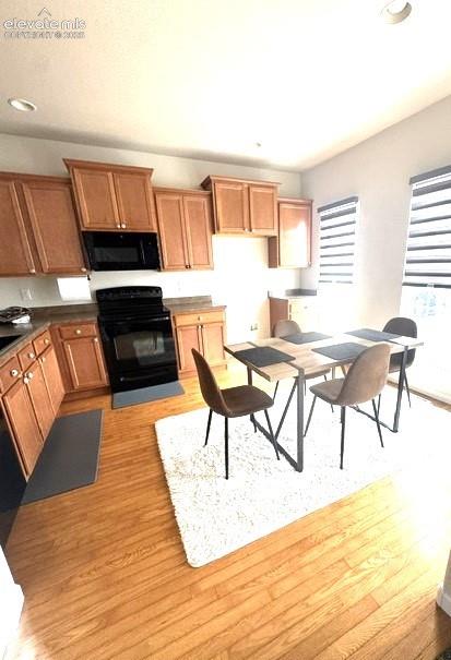 Image 3 of 25: Kitchen