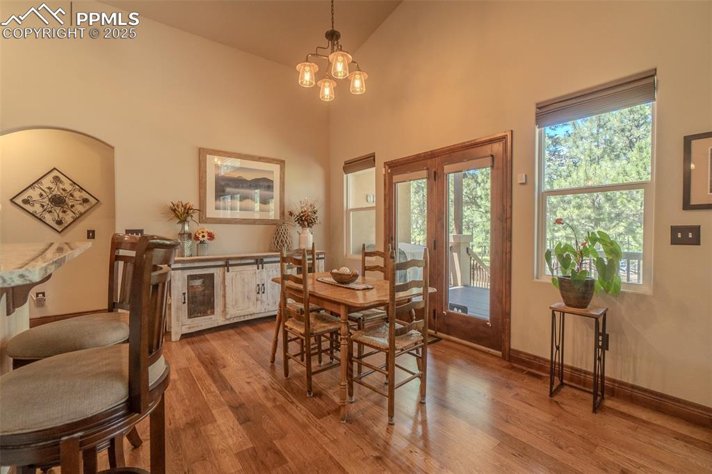 Image 12 of 50: Eat in dining area