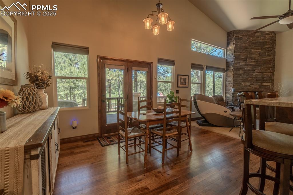 Image 13 of 50: Eat in dining area