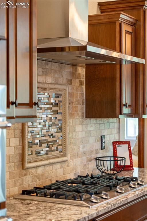 Image 15 of 50: Gourmet range and hood vent