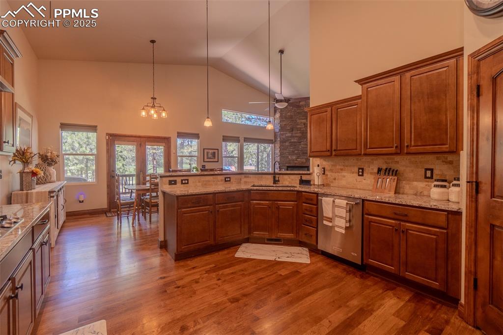 Image 16 of 50: Kitchen