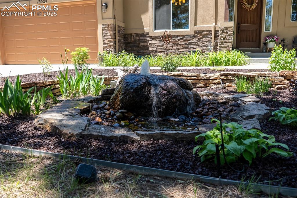 Image 7 of 50: Pond water feature
