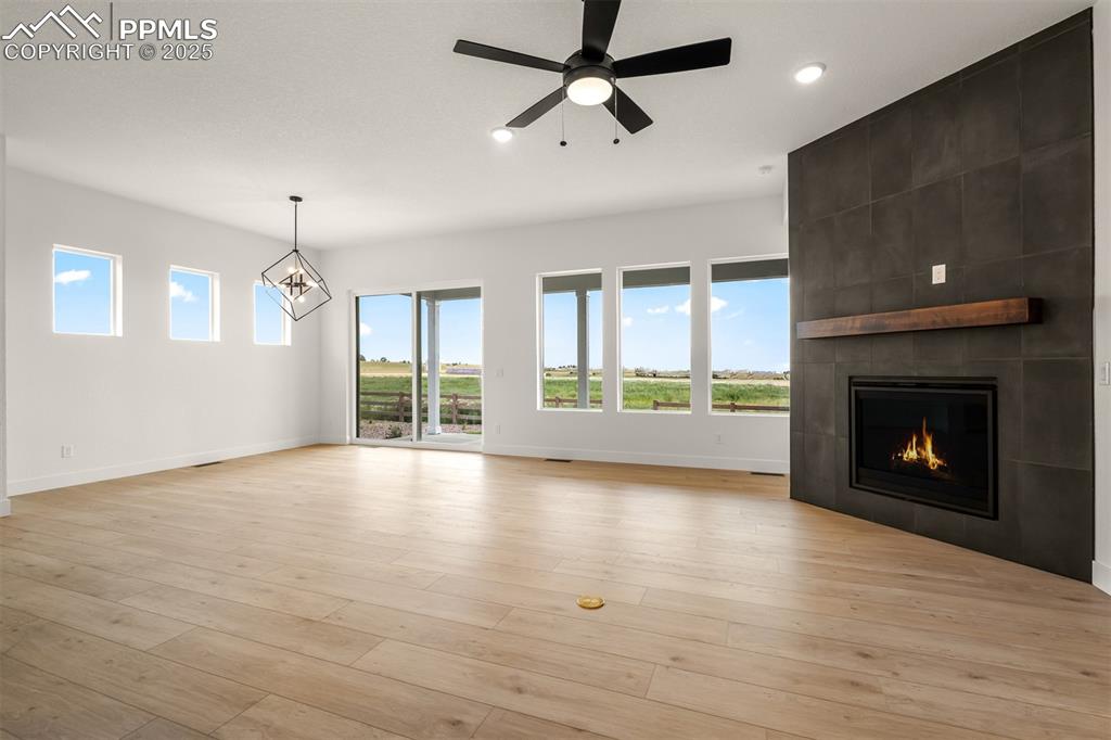 Image 14 of 43: Living Room