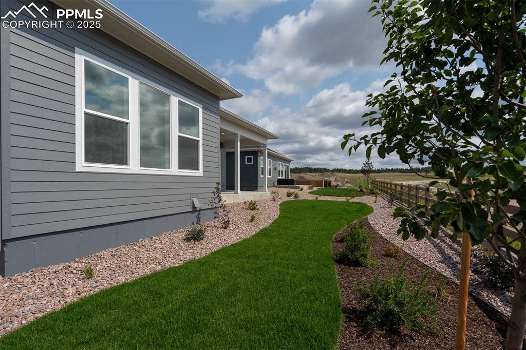 Image 41 of 43: Yard