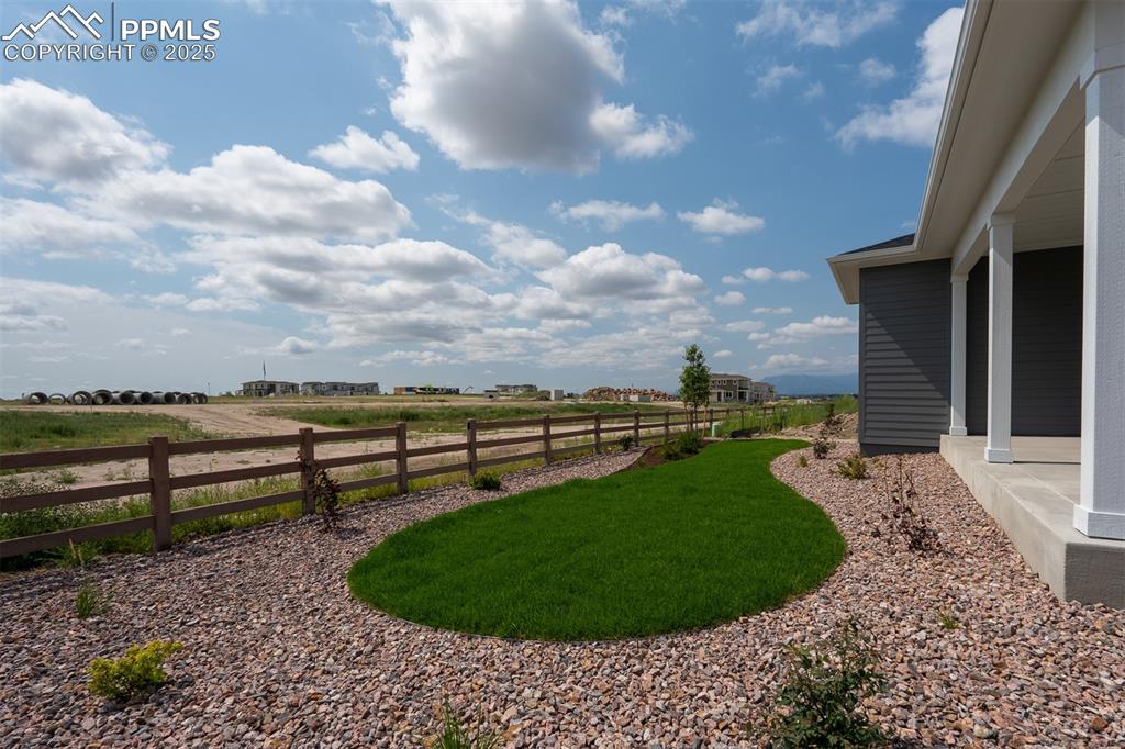 Image 42 of 43: Yard