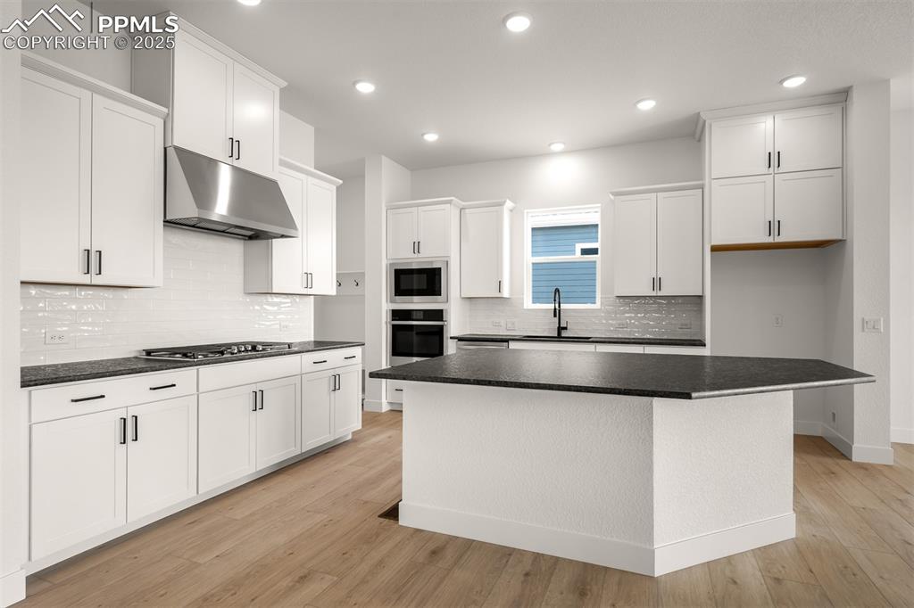 Image 7 of 43: Kitchen