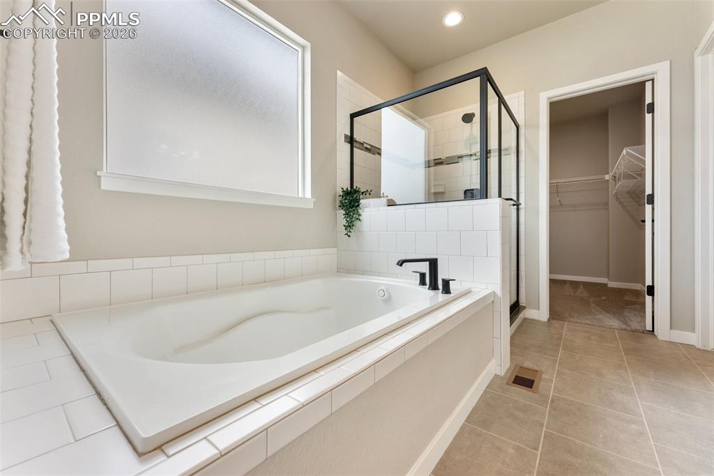 Image 24 of 46: Bathroom