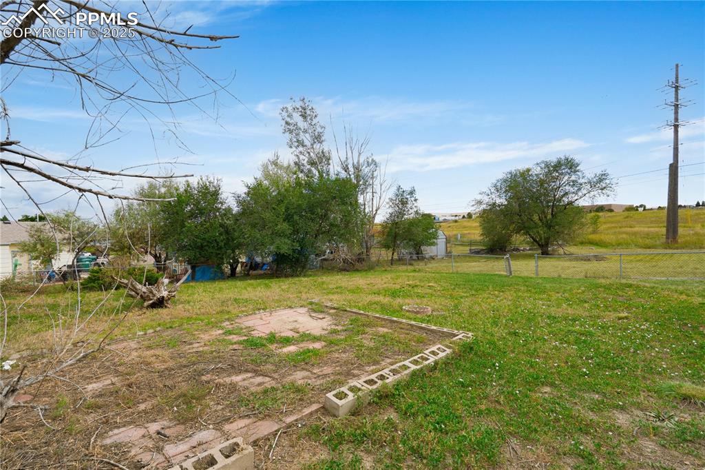 Image 21 of 34: View of yard