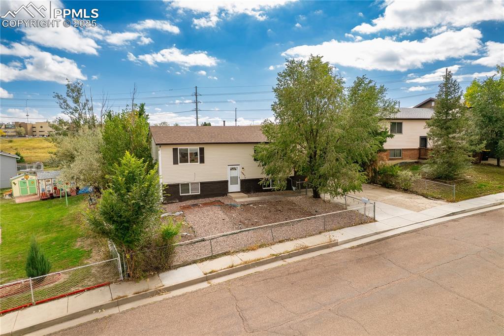 Image 31 of 34: Split foyer home featuring a fenced front yard