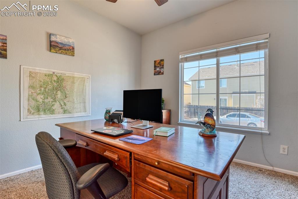 Image 18 of 33: Office