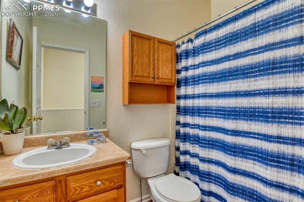 Image 29 of 33: Guest bath-main level