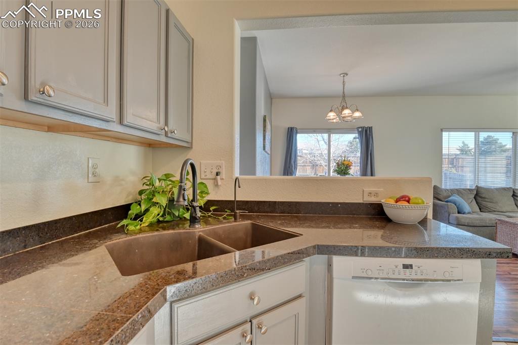 Image 5 of 33: Kitchen