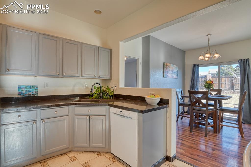 Image 7 of 33: Kitchen